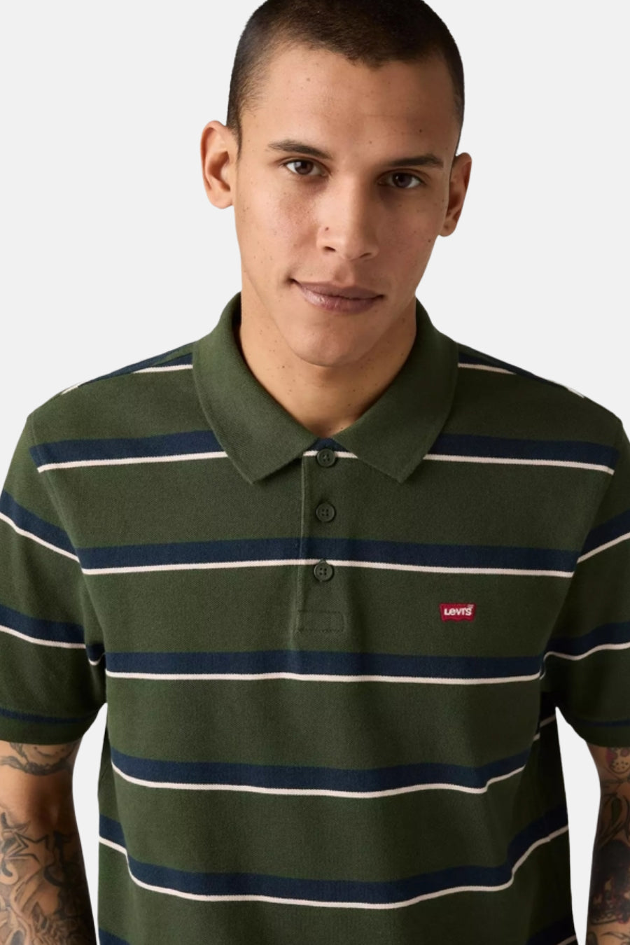 Polo à manches courtes vert rayé de Levi's, avec trois boutons et logo rouge.