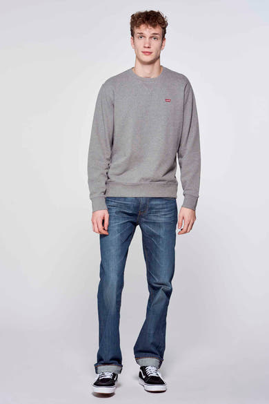 Grijze rondehals sweatshirt van Levi's®, gedragen met een blauwe jeans, achterzicht.