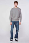 Grijze rondehals sweatshirt van Levi's®, gedragen met een blauwe jeans, achterzicht.