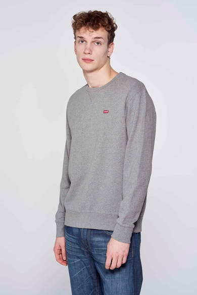 Grijze rondehals sweatshirt van Levi's, gedragen met een blauwe jeans met rechte pijpen.
