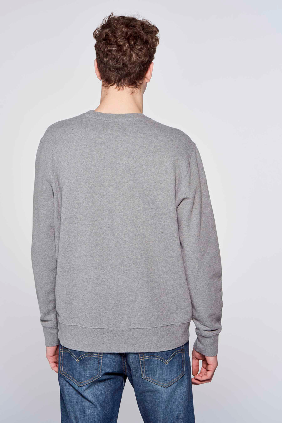 Sweat col O gris de Levi's®, porté avec un jean bleu, vue arrière.
