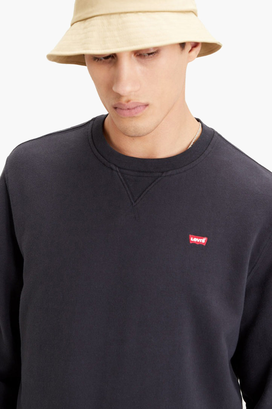 Sweat-shirt noir de Levi's, avec un col rond et un petit logo rouge sur la poitrine.