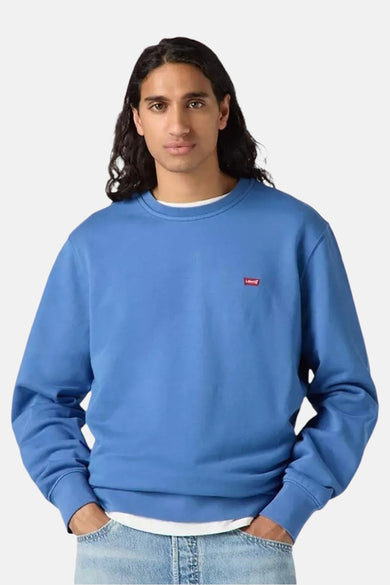 Sweat-shirt bleu col rond de Levi's®, porté avec un t-shirt blanc et un jean délavé.