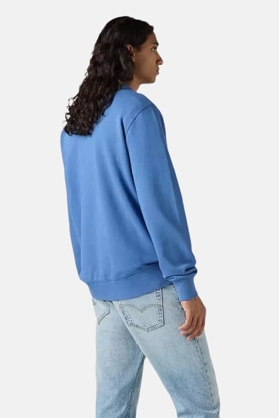Sweat-shirt bleu de Levi's®, porté avec un jean délavé, vue de dos.
