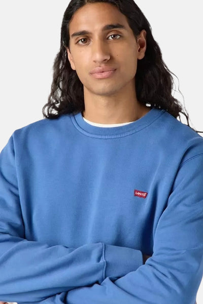 Sweat bleu de Levi's, avec un petit logo rouge sur la poitrine et des manches longues.