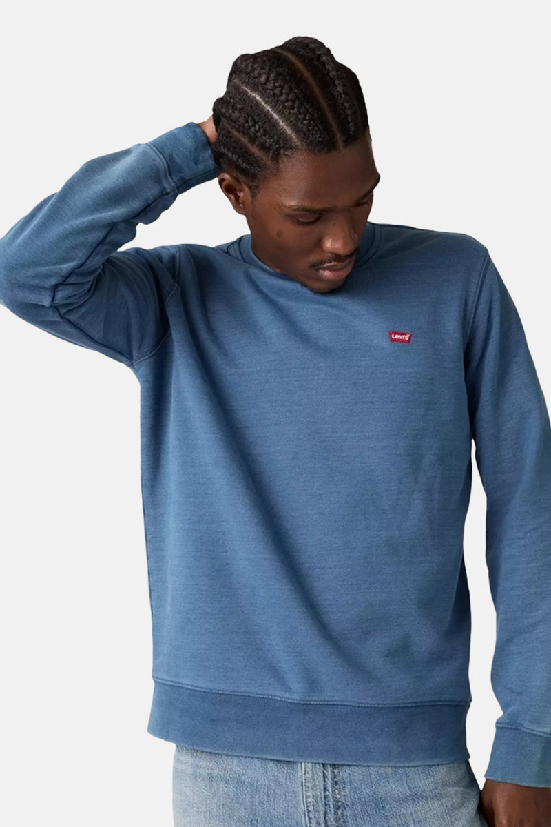 Blauwe sweater van Levi's, met een discreet rood logo op de borst en een ronde hals.