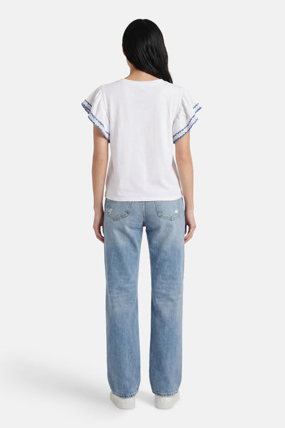 Wit T-shirt met korte mouwen van Terra di Siena, met blauwe kanten bies en gedragen met een spijkerbroek.