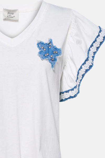 Effenchemeld wit T-shirt met korte mouwen van Terra di Siena, versierd met een spijkerster en kanten bies.