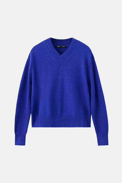 Pull col V bleu de MANGO, tricot uni, coupe droite, vue frontale
