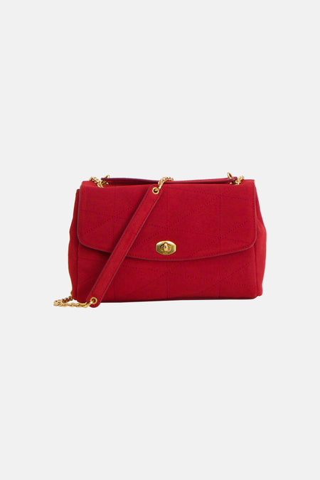 Sac à bandoulière rouge MANGO avec rabat, motifs matelassés, fermoir doré et chaîne.