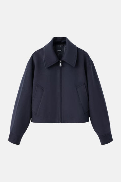 Veste bleue en tissu texturé avec col large et fermeture éclair, par MANGO, vue de face, poches latérales, manches longues ajustées