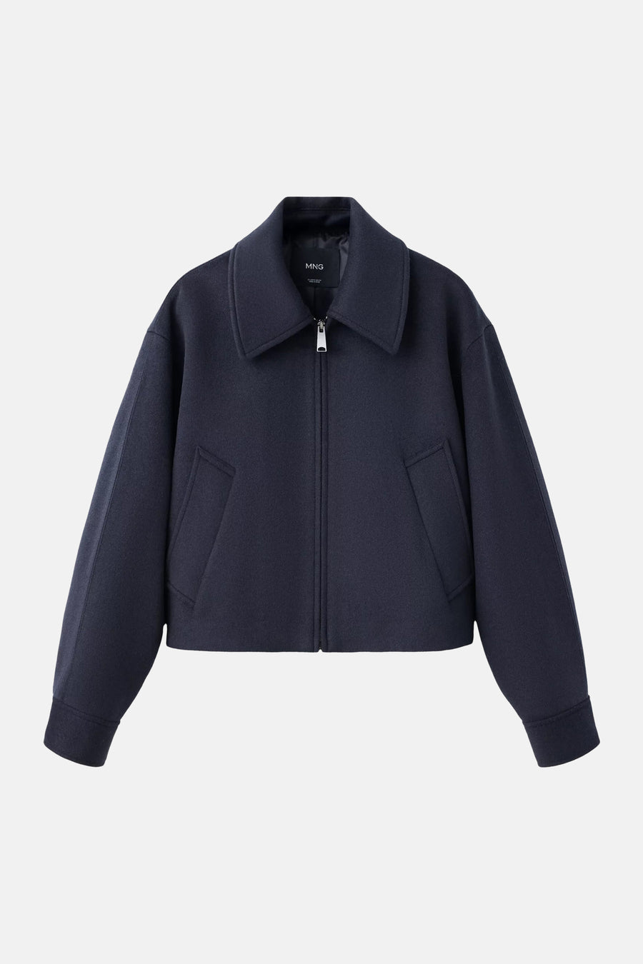 Veste bleue en tissu texturé avec col large et fermeture éclair, par MANGO, vue de face, poches latérales, manches longues ajustées