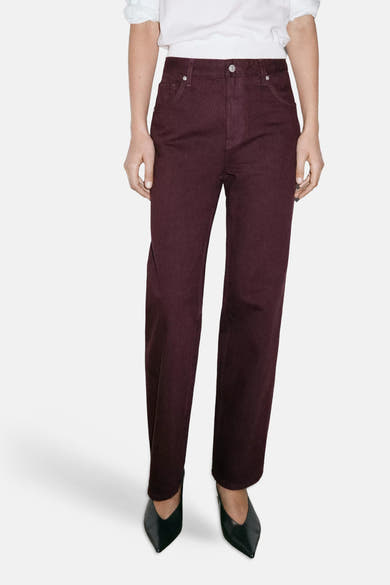 Bordeaux five-pocket women's trousers with straight fit, worn with white top and black pointed heels, front view
