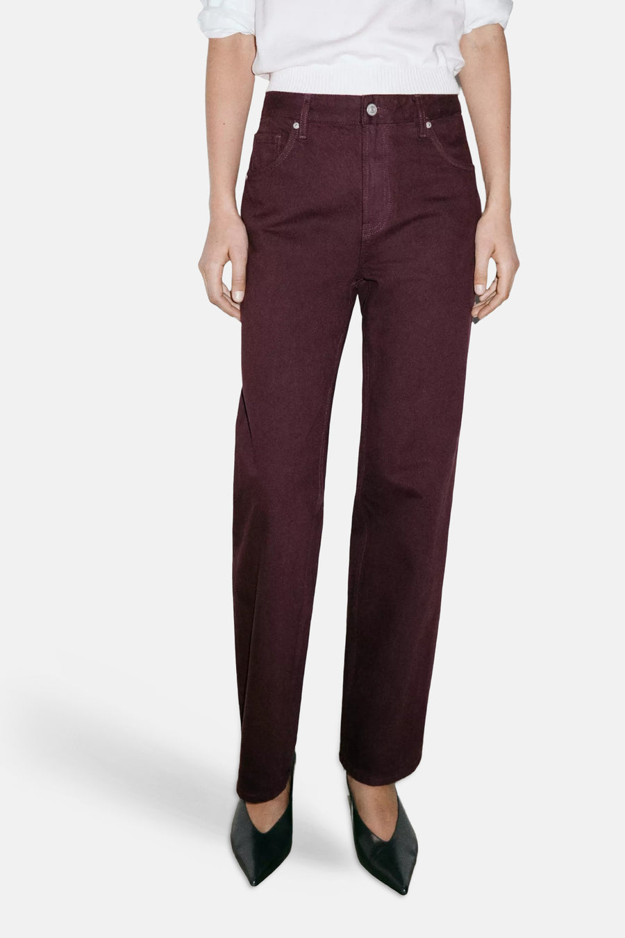 Bordeaux five-pocket women's trousers with straight fit, worn with white top and black pointed heels, front view