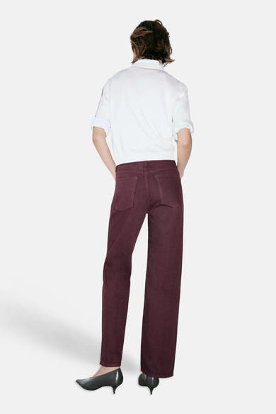 Bordeaux five-pocket women's trousers from back view, featuring straight legs and two rear pockets, worn with white shirt and black heels