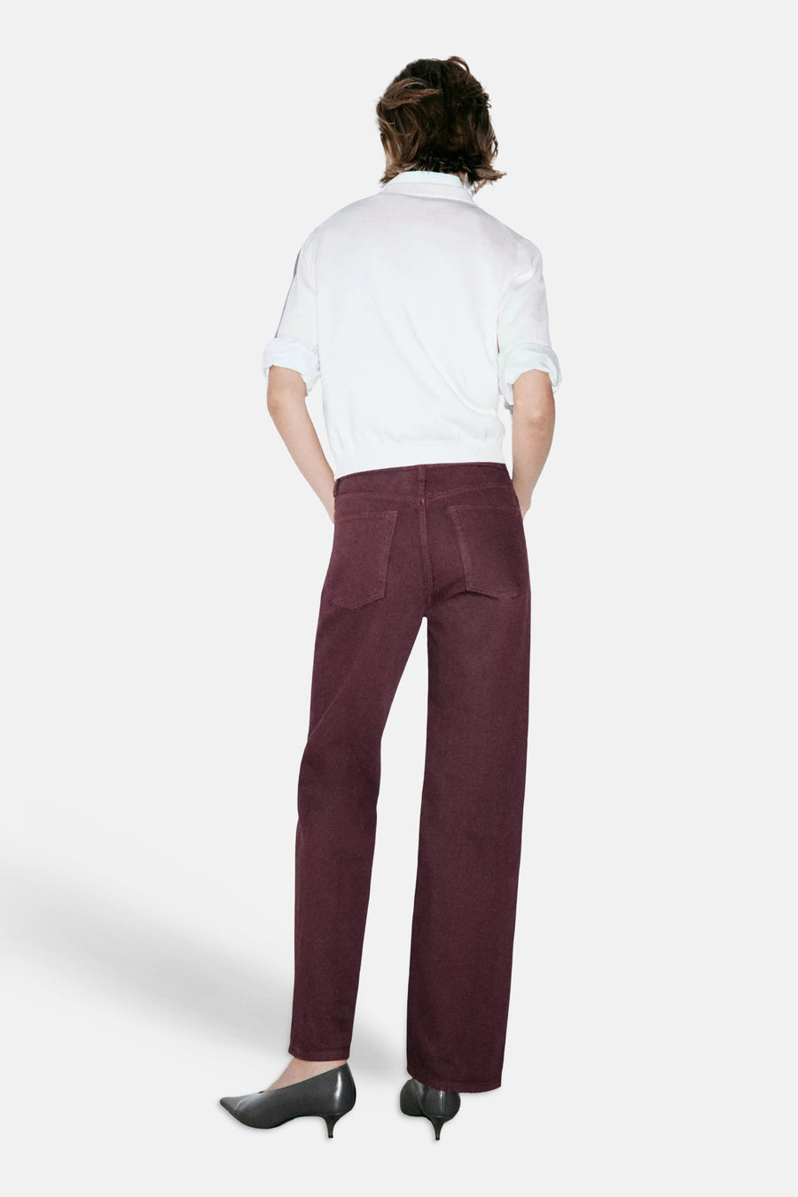Bordeaux five-pocket women's trousers from back view, featuring straight legs and two rear pockets, worn with white shirt and black heels