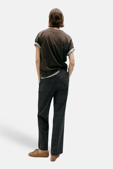 Chino gris à carreaux fins de MANGO, vue dos, porté avec un t-shirt marron et des mocassins en daim.