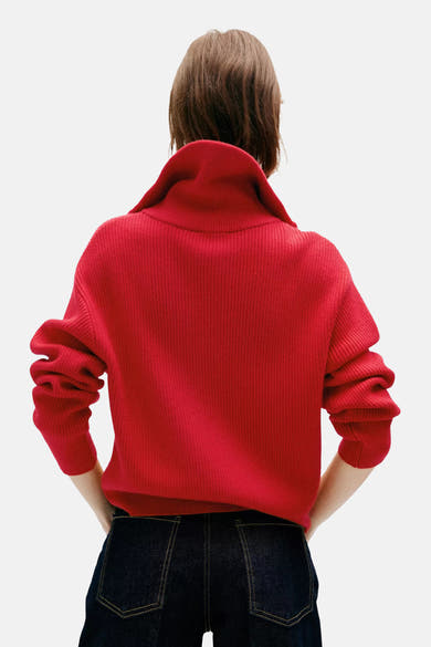 Pull rouge col montant de MANGO, vue dos, tricoté avec manches bouffantes et ourlet élastiqué, porté avec un jean foncé.