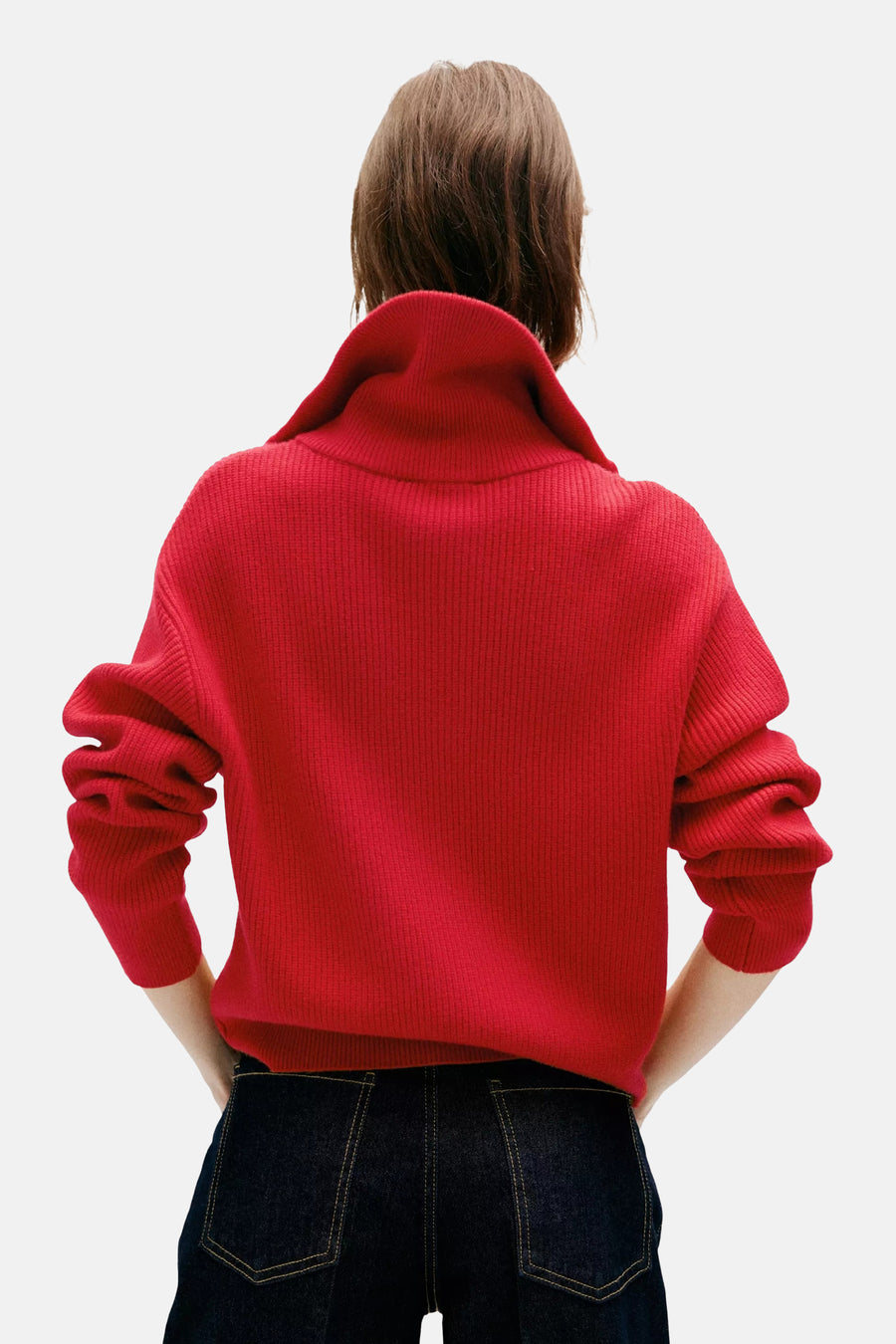 Pull rouge col montant de MANGO, vue dos, tricoté avec manches bouffantes et ourlet élastiqué, porté avec un jean foncé.