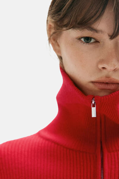 Pull col montant rouge à texture côtelée par MANGO, avec fermeture éclair argentée, vue de face en gros plan