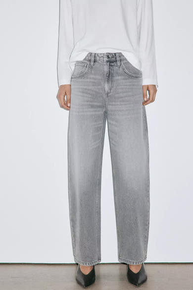 Jeans gris moyen en denim, de MANGO, coupe droite, vue frontale, portés avec un haut blanc et des chaussures noires.