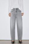 Jeans gris moyen en denim, de MANGO, coupe droite, vue frontale, portés avec un haut blanc et des chaussures noires.