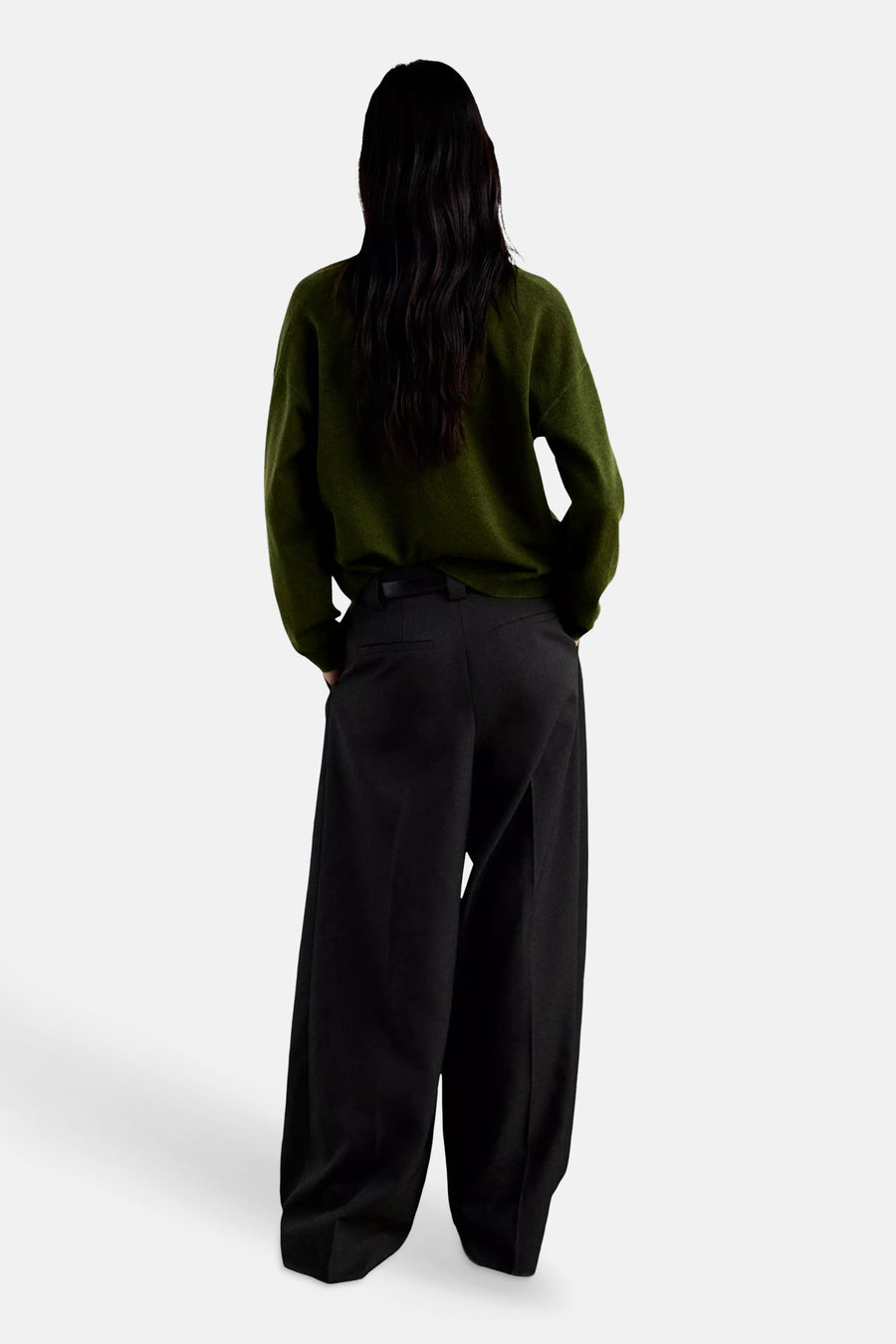 Cardigan vert en maille douce de MANGO, vue dos, porté avec un pantalon noir large
