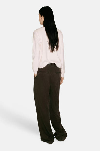 Cardigan rose fluide de MANGO, vue dos, porté avec un pantalon large marron et ceinture noire
