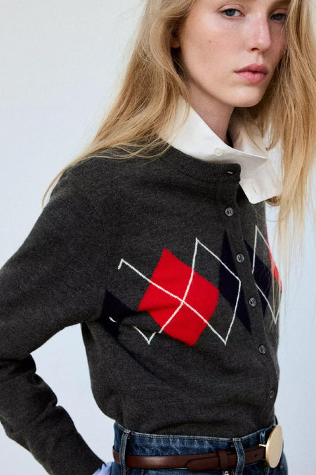 Gilet multicolore en tricot gris à motif losange rouge et noir par MANGO, porté sur chemise blanche, vue de profil
