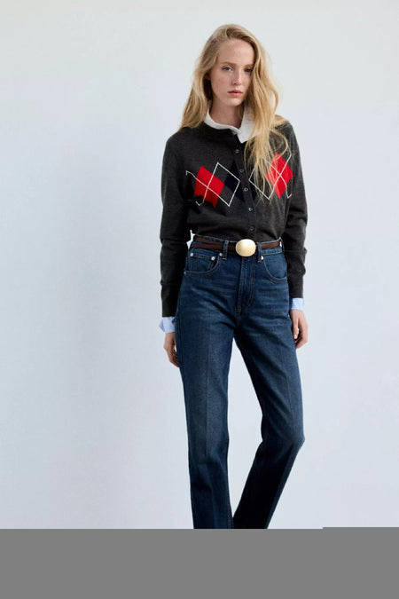 Gilet multicolore à motifs losanges rouges et blancs par MANGO, porté avec chemise blanche et jeans bleus, vue de face