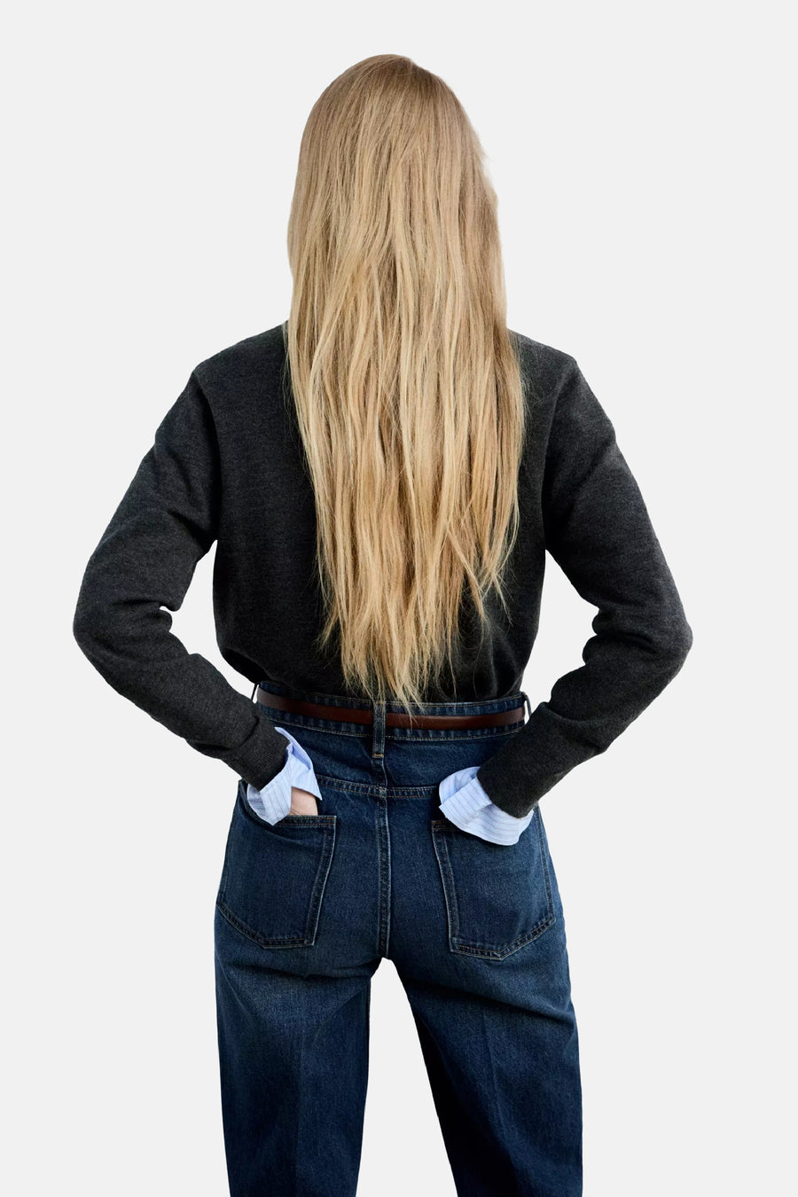 Gilet multicolore de MANGO, vue dos, en maille texturée, porté avec un jean bleu foncé et une chemise à rayures aux poignets.