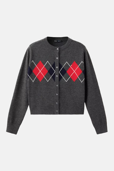Gilet multicolore en maille grise avec motifs losanges rouges et bleus, par MANGO, boutonné devant, vue frontale