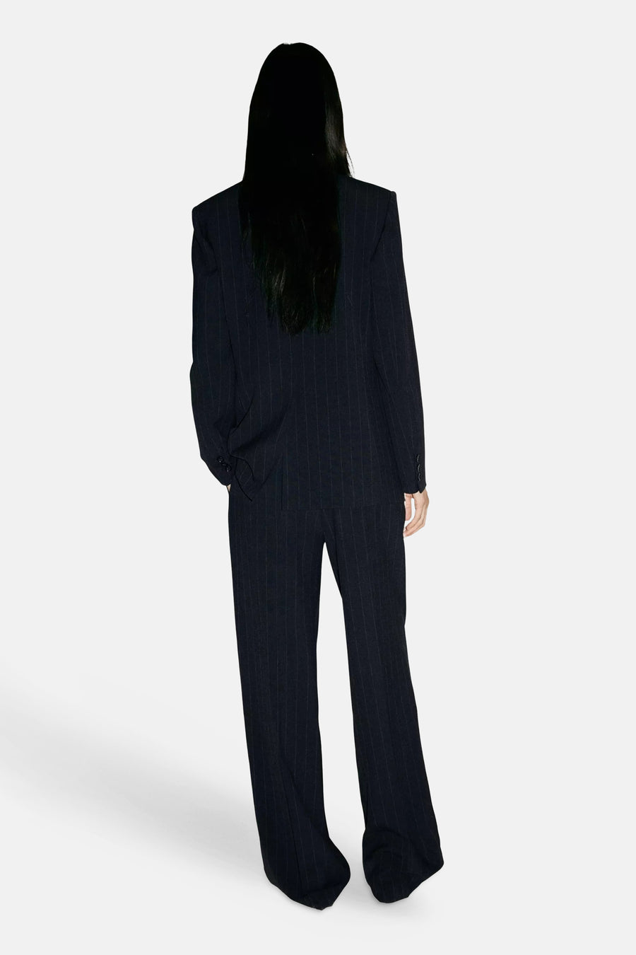 Pantalon de costume bleu marine à fines rayures, de MANGO, vue arrière, coupe droite, porté avec veste assortie