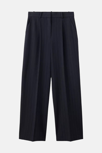 Pantalon de costume bleu marine à fines rayures verticales, par MANGO, coupe droite avec plis devant, vue frontale.