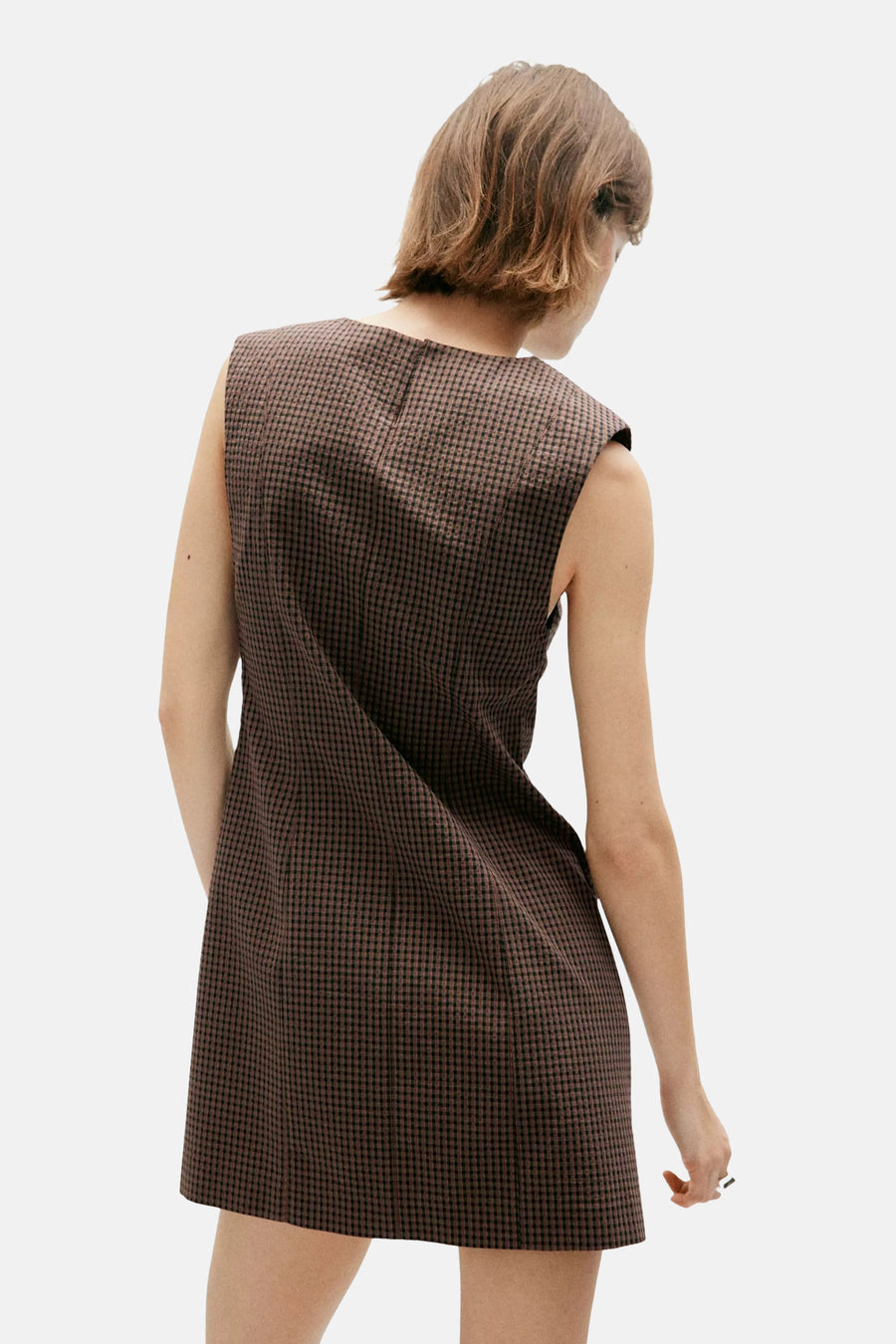 Multicolored sleeveless dress with houndstooth pattern, back view, structured fit, knee-length silhouette