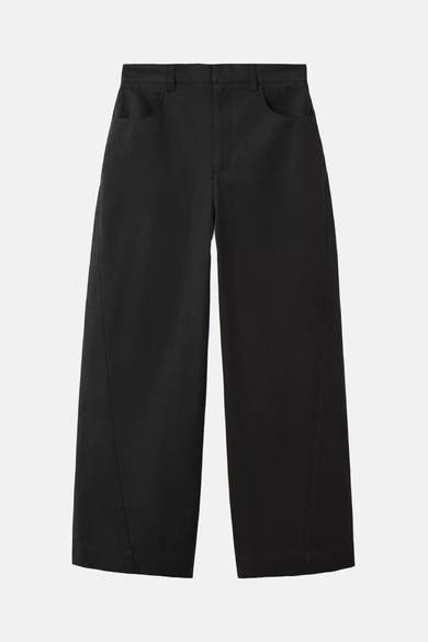 Pantalon cargo noir ample par MANGO, coupe droite, poches latérales, vue frontale sur fond clair