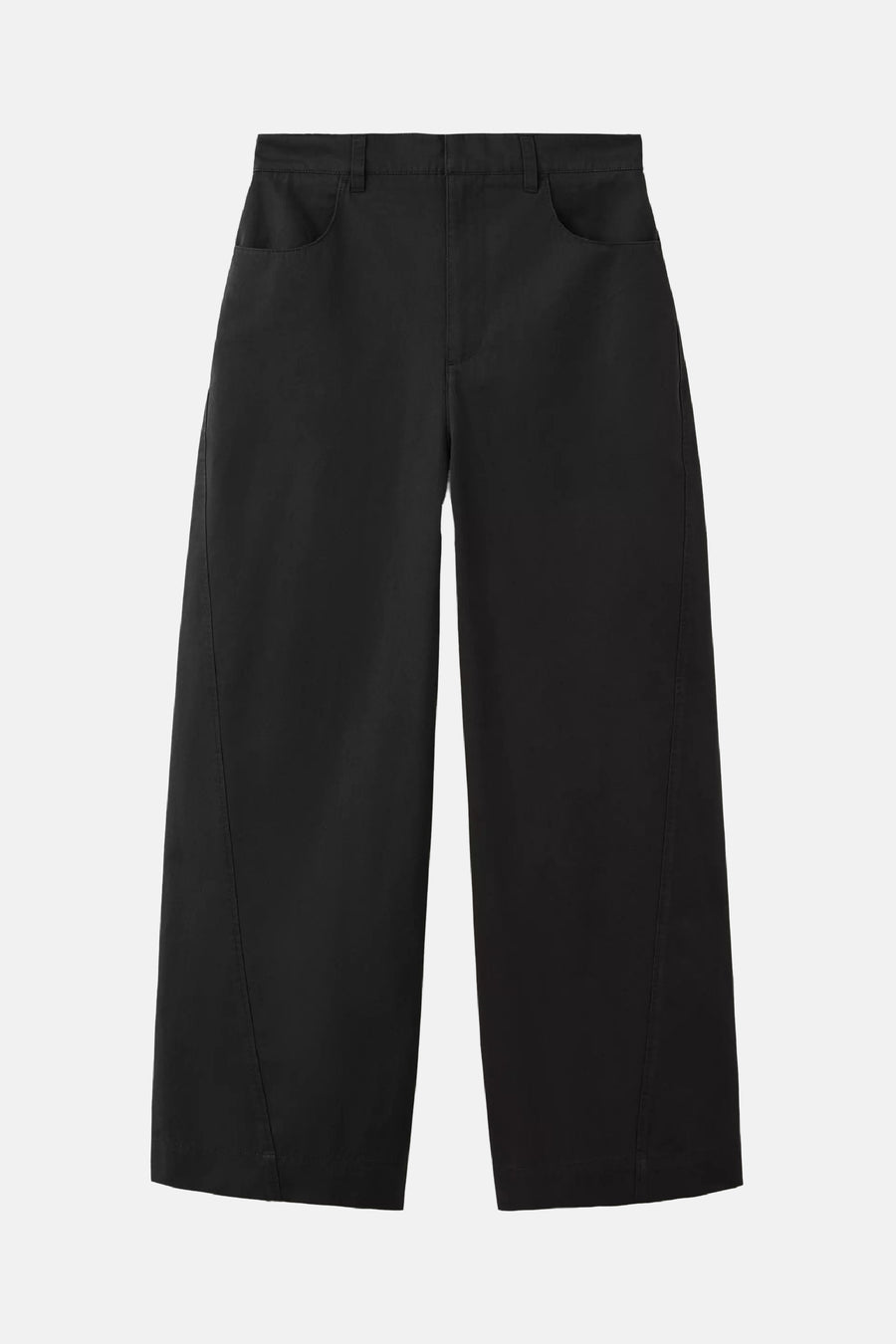 Pantalon cargo noir ample par MANGO, coupe droite, poches latérales, vue frontale sur fond clair
