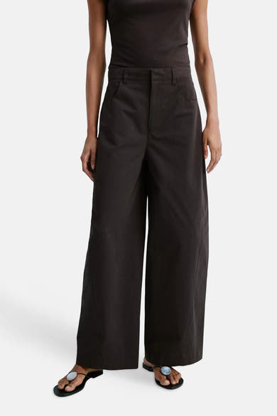 Pantalon cargo brun ample par MANGO, coupe droite, poches latérales, porté avec top noir et sandales plates