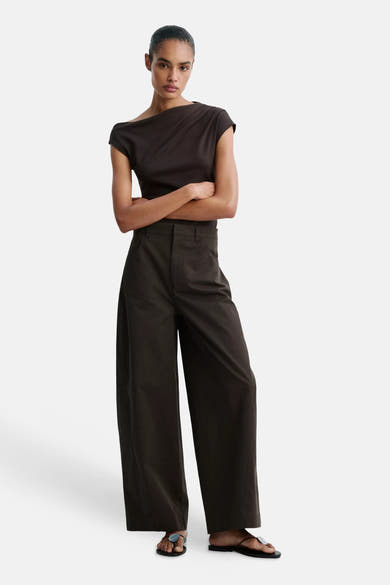 Pantalon cargo brun ample par MANGO, coupe droite, poches latérales, porté avec top asymétrique et sandales plates
