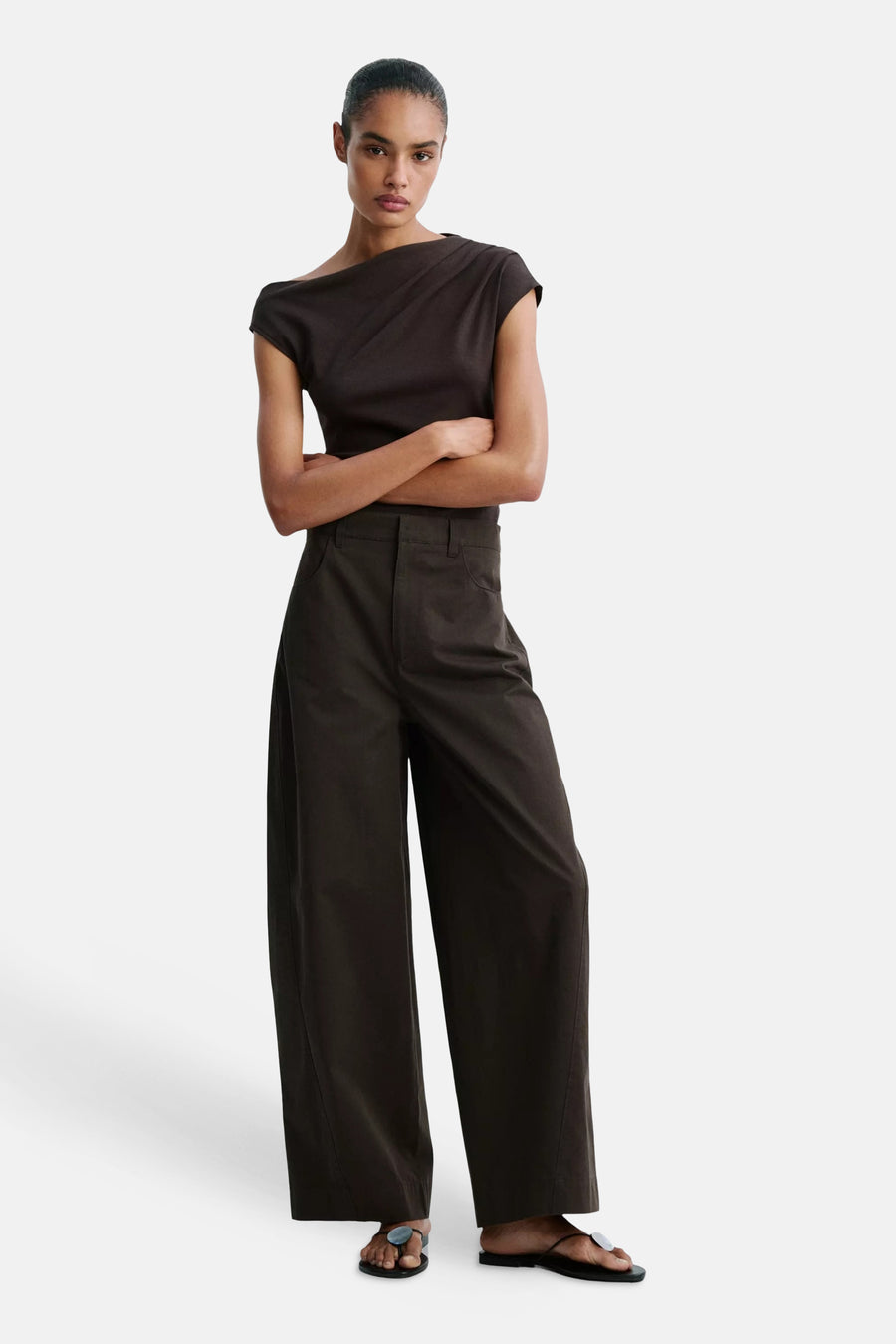 Pantalon cargo brun ample par MANGO, coupe droite, poches latérales, porté avec top asymétrique et sandales plates