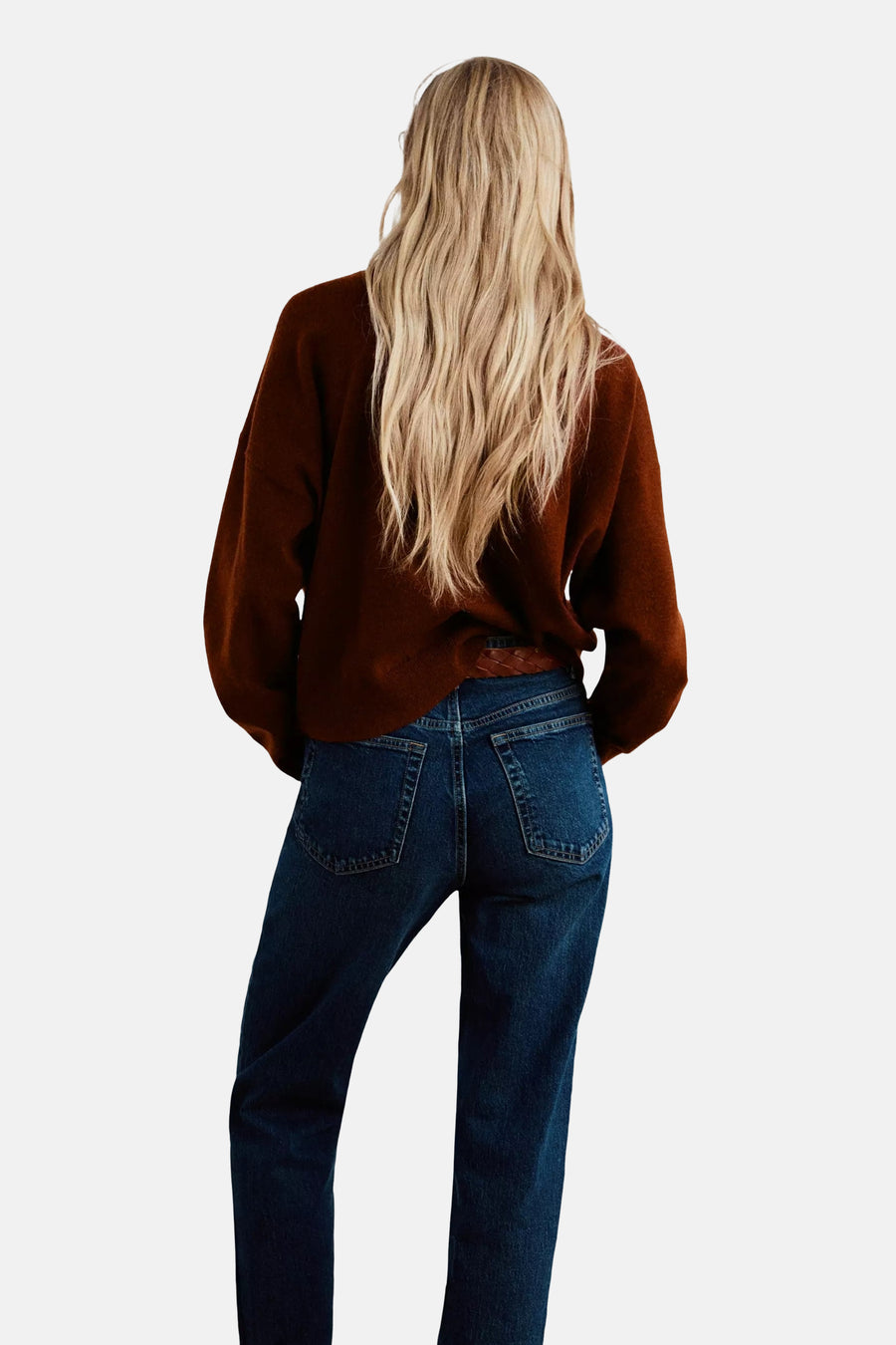Pull col rond marron par MANGO, vue arrière, matière douce, porté avec jeans bleu foncé et ceinture en cuir tressé