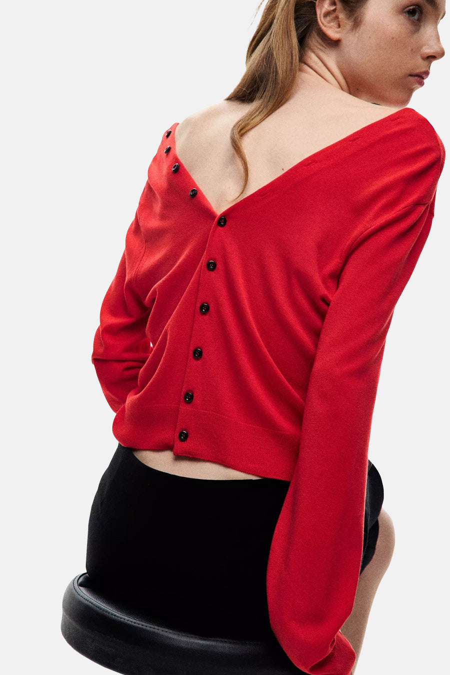 Cardigan rouge à boutons noirs de MANGO, vue arrière, coupe ajustée et manches longues