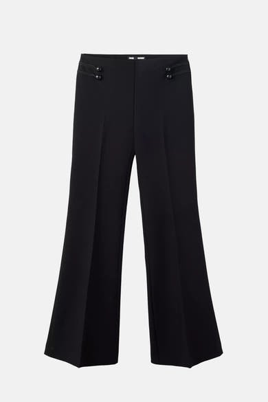 Pantalon de costume noir fluide à jambes évasées par MANGO, avec boutons décoratifs sur les poches, vue frontale.