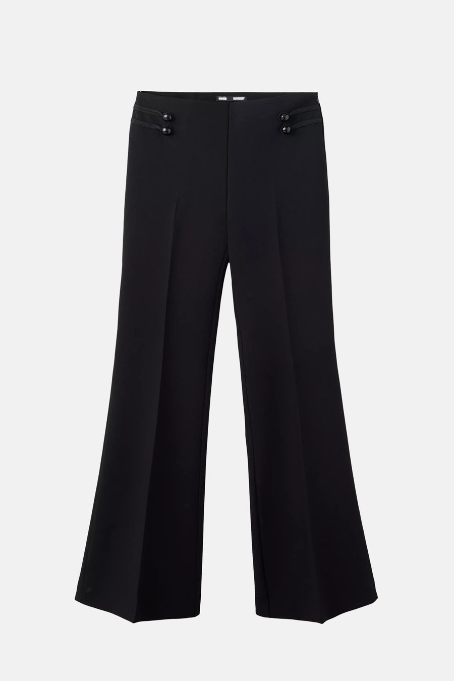 Pantalon de costume noir fluide à jambes évasées par MANGO, avec boutons décoratifs sur les poches, vue frontale.