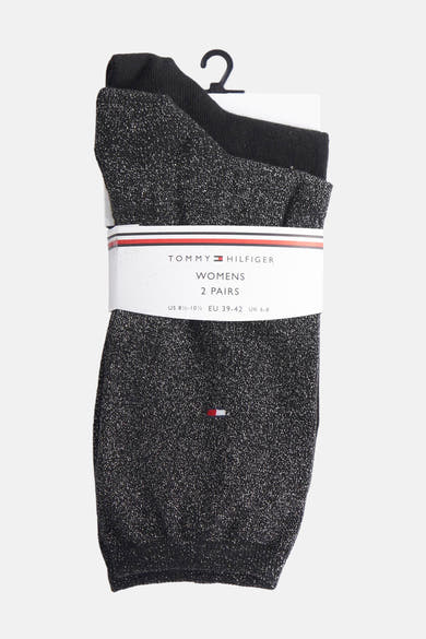 Chaussettes noires brillantes de Tommy Hilfiger, pack de deux, présentées sur une étiquette.