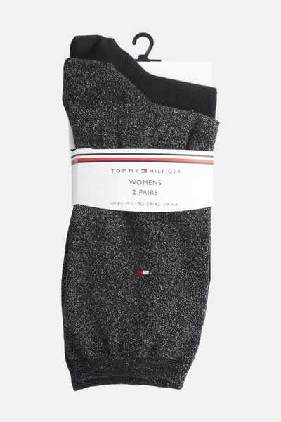 Chaussettes noires brillantes de Tommy Hilfiger, pack de deux, présentées sur une étiquette.