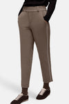 Pantalon beige élastique de STREET ONE avec une bande blanche latérale, porté avec des chaussures de sport marron et des chaussettes côtelées.