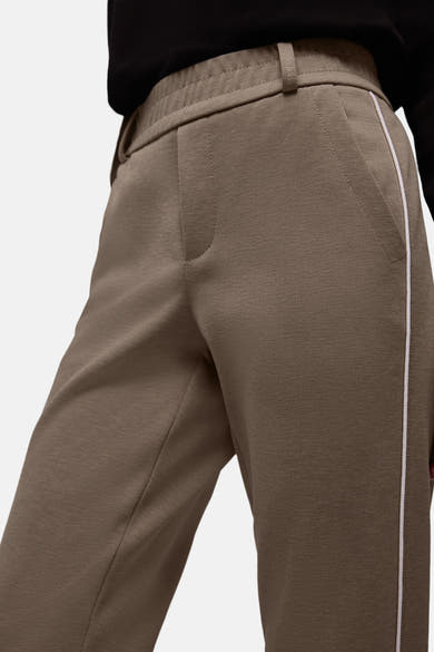 Pantalon beige élastique pour femmes de STREET ONE, avec une rayure blanche latérale discrète.