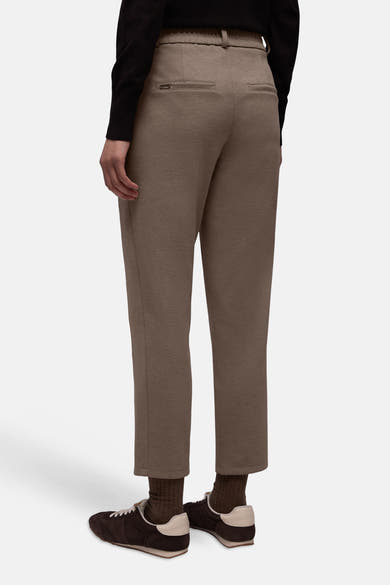 Pantalon élastique beige pour femmes de STREET ONE, vue arrière, avec poches passepoilées et chaussures de sport marron.
