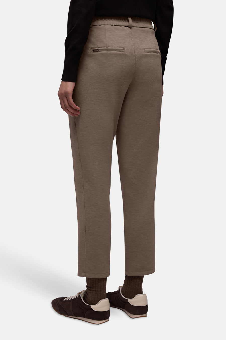 Pantalon élastique beige pour femmes de STREET ONE, vue arrière, avec poches passepoilées et chaussures de sport marron.

